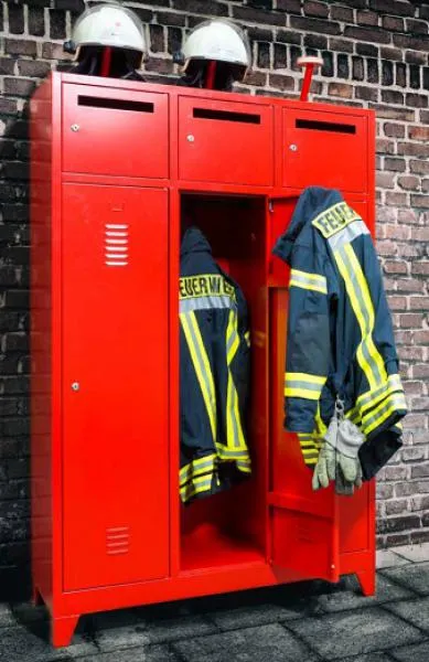 Feuerwehrschrank mit Zusatz-Optionen (Beispielbild): Wertfachtür, große Schranktür und Fuß-Set